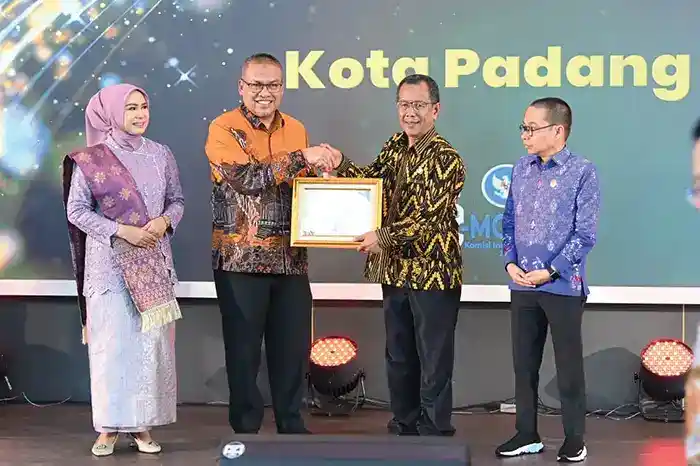 TOREHKAN PRESTASI— Pemko Bukittinggi kembali menorehkan prestasi pada ajang Malam Anugerah Keterbukaan Informasi Publik dan Achievement Motivation Person tingkat Provinsi Sumbar tahun 2025. Penghargaan ini diserahkan langsung oleh Sekdaprov bersama Ketua dan Anggota KI Sumbar, di Gubernuran, Selasa (18/11).
