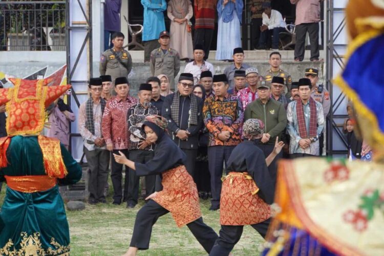 Festival Pasambahan Kato — Wali Kota Padang Panjang, Hendri Arnis menghadiri Festival Pasambahan Kato se-Padang Panjang, Batipuh, dan X Koto (Pabasko) resmi digelar di Lapangan Balai Gadang, Nagari Batipuah Baruah, Sabtu (1/11) Kabupaten Tanah Datar.
