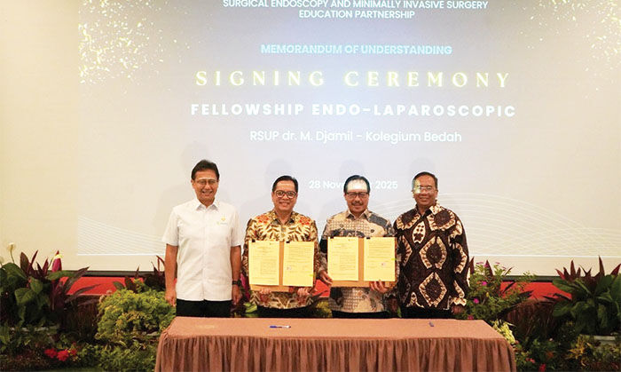 RSUP Dr. M. Djamil Ditunjuk Kemenkes jadi Pengampu Laparoskopi Nasional 1 KERJA SAMA— Penandatanganan kerja sama Fellowship Endo-Laparoscopic antara RSUP Dr. M. Djamil dan Kolegium Bedah. Kerja sama itu ditandatangani oleh Dirut RSUP Dr. M. Djamil Dovy Djanas, dan Ketua Kolegium Bedah Supriyanto Dharmoredjo, serta disaksikan oleh Menkes Budi Gunadi Sadikin dan Dirjen Kesehatan Lanjutan Azhar Jaya.