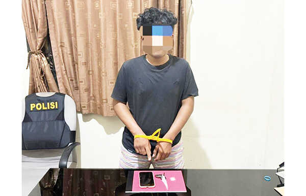 Tunggu Pelanggan hingga Larut Malam, Mahasiswa Kedapatan Jual Sabu 1 JUAL SABU— Pelaku NKI (23) yang nekat menjadi pengedar sabu ditangkap Tim Satresnarkoba Polres Limapuluh Kota.