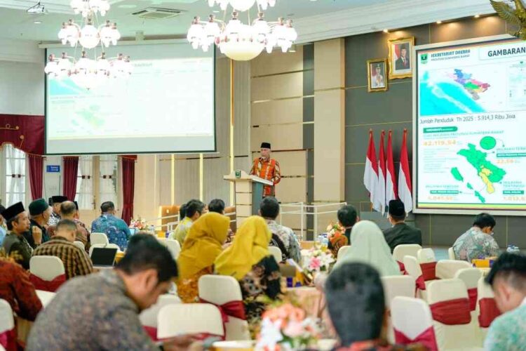 RAKOR— Gubernur Sumatera Barat Mahyeldi Ansharullah berikan arahan saat pembukaan Rapat Koordinasi Pengembangan Ekonomi dan Keuangan Syariah Sumatera Barat Tahun 2025 digelar pada Kamis (13/11) di Auditorium Gubernuran, Kota Padang.
