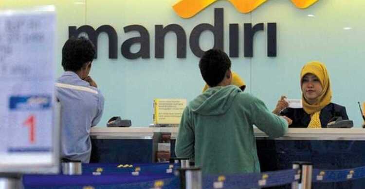 Periode Januari hingga Oktober 2025, Bank Mandiri Salurkan KUR Rp 38,11 kepada 329.012 UMKM 1 LAYANI NASABAH—Teller Bank Mandiri saat melayani nasabah.