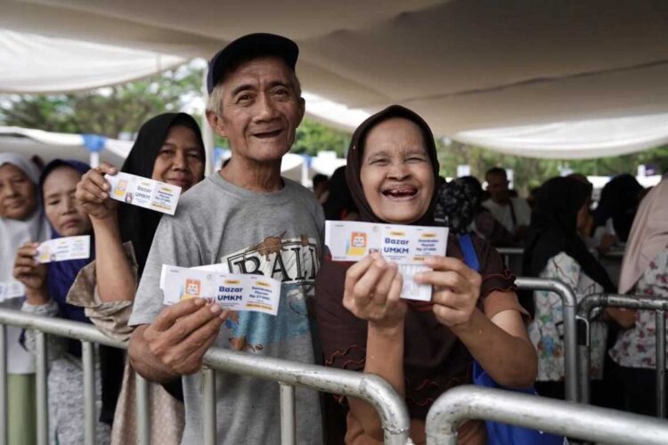 27 Tahun Sinergi Majukan Negeri, Bank Mandiri Wujudkan Komitmen Sosial Bagi 60.000 Masyarakat Indonesia 1 BAHAGIA—Warga tersenyum bahagia mendatangi Pasar Murah Mandiri.