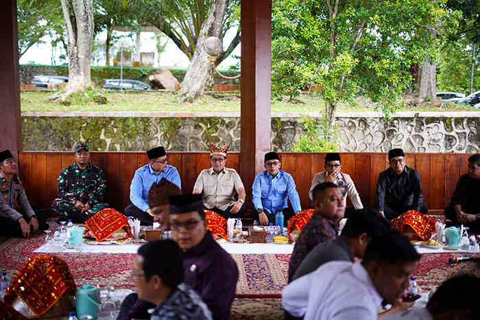 MAKAN BAJAMBA—Menteri Ekonomi Kreatif (E-Kraf) Republik Indonesia Teuku Riefky, mengikuti kegiatan makan bajamba.