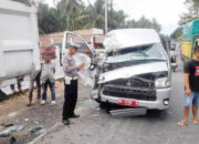 Tabrak Dump Truk Parkir, Toyota Hiace Pelat Merah Ringsek, Sopir dan Penumpang Luka-luka