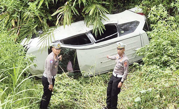 Mobil Avanza Terjun ke Jurang, Sopir dan 3 Penumpang Terluka 1 MASUK JURANG— Polisi melakukan olah TKP kecelakaan mobil Avanza yang terjun ke jurang di Kelok S, Jalan Lingkar Solok-Padang, Kecamatan Gunung Talang, Kabupaten Solok.