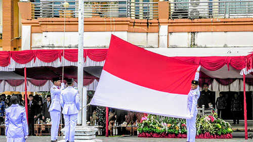 Pemkab Gelar Upacara Hari Pahlawan ke-80 dan Hari Kesehatan Nasional ke-61, Momentum Refleksi Perjuangan dan Pengabdian untuk Negeri 1 KIBARKAN BENDERA— Paskibraka terlihat mengibarkan bendera merah putih dengan gagah, saat upacara peringatan Hari Pahlawan, di halaman Kantor Bupati Pasaman Barat, Senin (10/11).