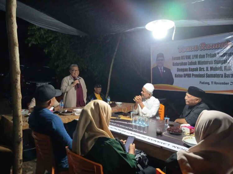 TEMU RAMAH—Ketua DPRD Sumbar, Muhidi saat temu ramah dengan warga Lubuk Minturun Sungai Bangek.