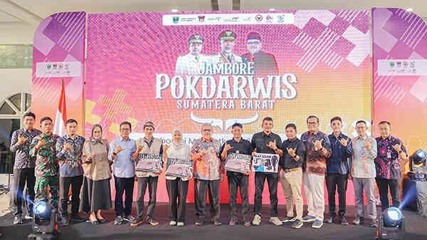 SERAHKAN PENGHARGAAN—Ketua DPRD Sumbar, Muhidi menyerahkan penghargaan terhadap Pokdarwis berprestasi pada pembukaan Jambore Pokdarwis 2025.