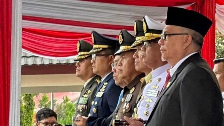 Momentum Hari Pahlawan, Ketua DPRD Sumbar Gelorakan Semangat Kolaborasi Membangun Daerah 1 UPACARA— Ketua DPRD Sumbar, Muhidi saat mengikuti upacara peringatan Hari Pahlawan di Kantor Gubernur Sumbar, Senin (10/11).