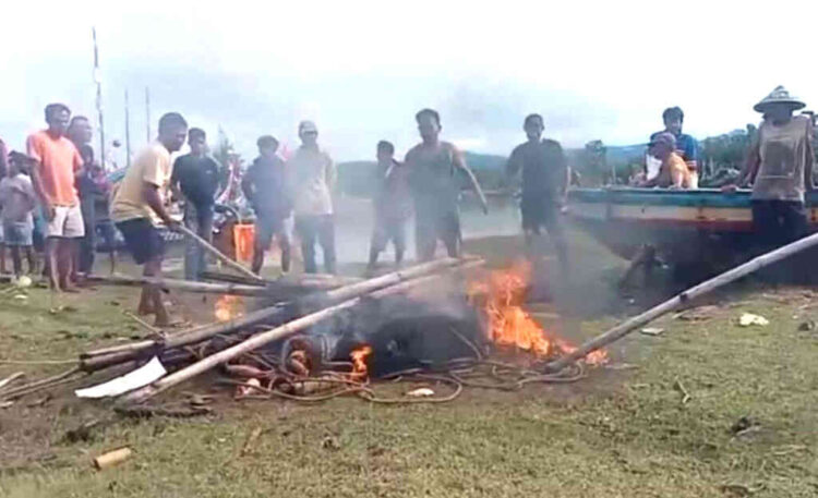 BAKAR— Para nelayan tradisional membakar jaring pukat harimau mini yang ditinggal oleh nelayan usai sempat bentrok.