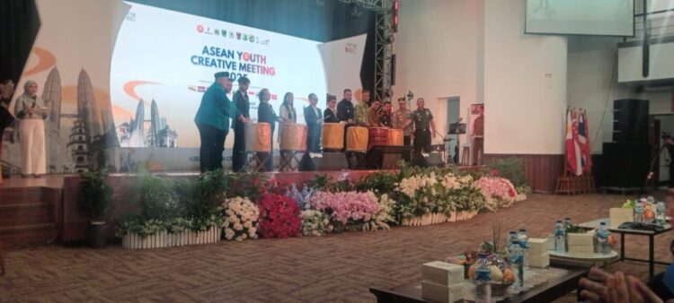 Pembukaan—AYCM 2025 di Convention Hall Unand, Senin (24/11).