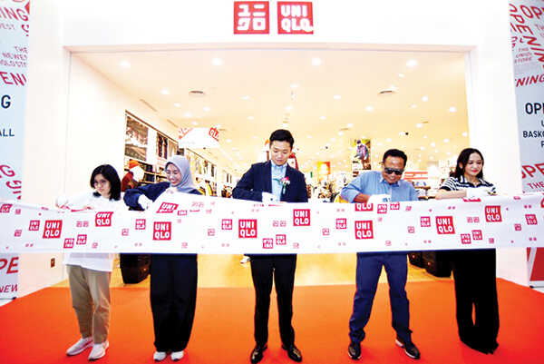 Rayakan Kehadiran UNIQLO Pertama di Padang, Warga Serbu Pembukaan Toko di Basko City Mall 1 GUNTING PITA— Pengguntingan pita pembukaan secara resmi Perusahaan ritel pakaian global asal Jepang, UNIQLO yang membuka toko pertamanya di ranah minang, tepatnya di Basko City Mall, Jumat (31/10).