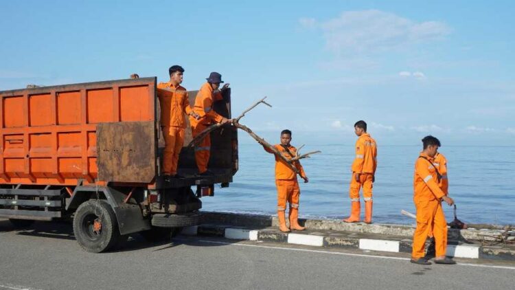3.546 RT Siap Bersaing menjadi Terbersih di Padang Rancak Award 2025 1 LOMBA KEBERSIHAN—Petugas DLH tengah melakukan pembersihan di kawasan Pantai Padang. Akhir tahun ini, Pemko Padang menggelar ajang ‘Padang Rancak Award 2025’, yakni lomba kebersihan antar RT di seluruh kecamatan di Kota Padang.