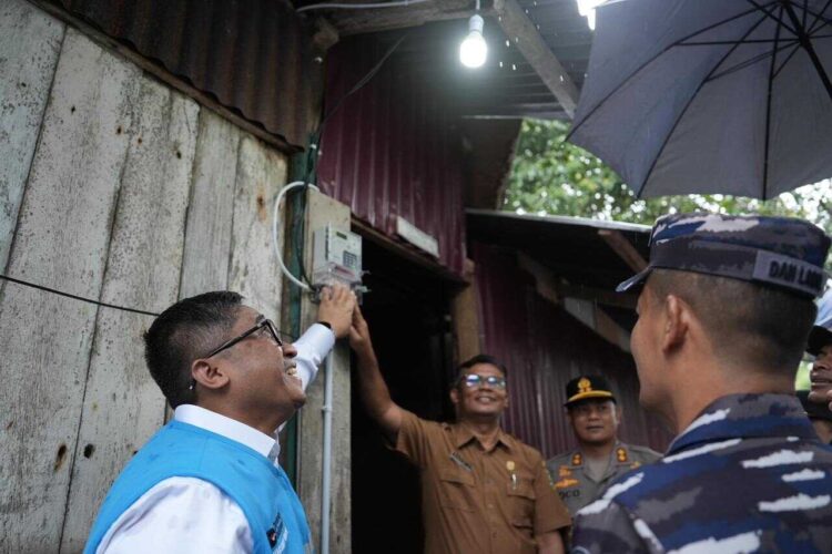 PLN Hadirkan Cahaya untuk Warga Sabang Aceh, Ubah Gelap jadi Harapan Baru 1 BANTUAN—PLN memberikan bantuan penyambungan listrik gratis untuk keluarga prasejahtera di Gampong Cot Abeuk, Sabang, Aceh.