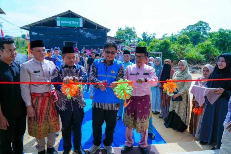 PLN Peduli Sulap FABA jadi Rumah Edukasi dan Pusat Kuliner Ramah Lingkungan 1 PERESMIAN—PT PLN (Persero) UIP Sumbagteng meresmikan Rumah Edukasi dan Pusat Kuliner Berkelanjutan di Kelurahan Air Putih, Kecamatan Tuah Madani, Pekanbaru.
