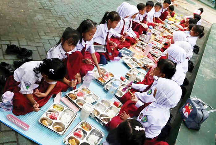 MBG— Sejumlah anak SD menikmati Makan Bergizi Gratis (MBG).