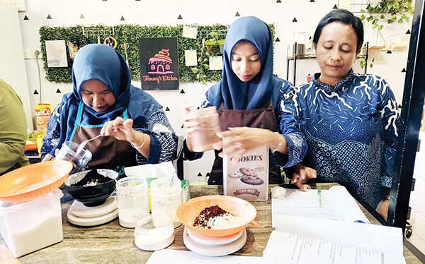 PT Semen Padang Dukung Pelatihan Tata Boga Warga Teluk Bayur, Dorong Kemandirian Ekonomi Keluarga Kurang Mampu 1 PELATIHAN TATA BOGA— PT Semen Padang memberi dukungan dukungan terhadap pelatihan tata boga bagi warga kurang mampu di sekitar Pelabuhan Teluk Bayur. Mereka dengan antusias mempelajari cara membuat aneka kue dan jajanan pasar sebagai bekal usaha rumahan.