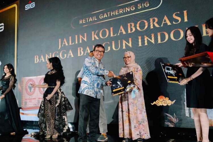 RETAIL GATHERING— Direktur Utama PT Semen Padang, Pri Gustari Akbar, saat memberikan hadiah doorprize, saat kegiatan Retail Gathering bertema “Jalin Kolaborasi, Bangga Bangun Indonesia” di Pekanbaru, Kamis (20/11) malam lalu.