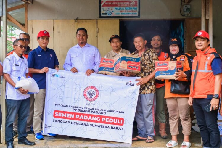 BANTUAN KEMANUSIAAN— PT Semen Padang pada Rabu (26/11), menyalurkan bantuan kemanusiaan bagi warga terdampak di Kecamatan Koto Tangah dan Nanggalo. Bantuan tersebut diserahkan di Posko Bencana Banjir Dadok Tunggul Hitam oleh Kepala Unit CSR PT Semen Padang, Idris, kepada Camat Koto Tangah, Fizlan Setiawan.