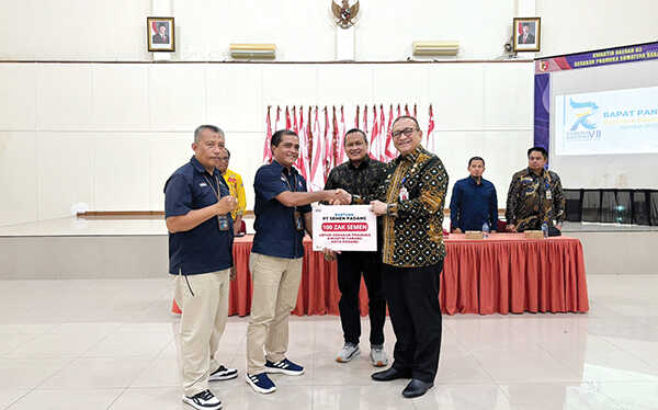 BANTUAN 100 ZAK SEMEN— PT Semen Padang menyerahkan bantuan 100 zak semen kepada Ketua Kwarcab Gerakan Pramuka Kota Padang Andree H Algamar, saat rapat panitia Raida VII Sumbar 2025 di Padang, beberapa waktu lalu.
