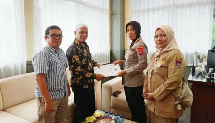 Polda Sumbar dan PWI Perkuat Sinergi, Komit Membuka Ruang Diskusi dan Penyampaian Aspirasi 1 SILATURAHMI— Pengurus PWI Sumbar saat bersilaturahmi dengan Kabid Humas Polda Sumbar, Kombes Pol Susmelawati Rosya.