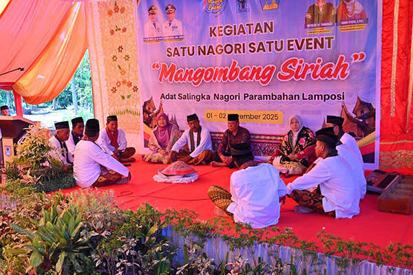 Nagari Parambahan Sukses Tutup Satu Nagari Satu Iven 1 ARAHAN—Wakil Wali Kota Payakumbuh Elzadaswarman menghadiri penutupa program Satu Nagari Satu Event untuk tahun 2025, di Kantor KAN Parambahan, Minggu (2/11).