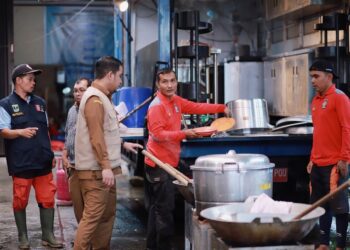 Wali Kota Solok Tinjau Dapur Umum, Pastikan Ketersediaan Makanan bagi Warga Terdampak Banjir