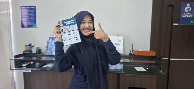 Nadya Imbau Kaum Muda Kenali Manfaat JKN Lebih Awal 1 MANFAATT JKN MOBILE— Mahasiswi asal Payakumbuh, Nadya Atthahira (21), tampil menjadi contoh generasi muda yang peduli akan jaminan kesehatan masyarakat, dengan memanfaatkan program Jaminan Kesehatan Nasional (JKN) sejak dini.