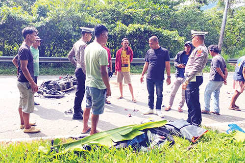 Tabrak Dum Truk Tronton, Pegawai Bank Tewas di Tempat 1 KECELAKAAN– Polisi melakukan olah TKP kecelakaan yang menewaskan pegawai bank di Jorong Polong Duo, Kenagarian Koto Alam, Kecamatan Pangkalan Koto Baru, Kabupaten Limapuluh Kota.