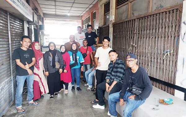 Pembeli Sepi, Pelaku UMKM Mandiri Pasar Raya Makin Merana, Pedagang Minta Pemko Berikan Solusi, Jangan Binasakan PKL 1 SEPI PEMBELI—PKL atau dikenal Pelaku UMKM Mandiri di Pasar Raya Padang berkumpul. Dengan wajah terlihat lesu mereka menceritakan nasib mereka yang sepi pembeli.