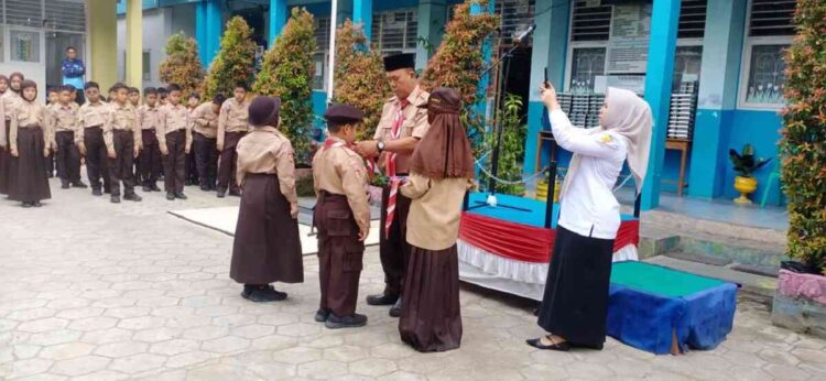 Sukses Galar Dua Agenda Besar Kepramukaan, Bentuk Karakter Mandiri, Disiplin dan Sportif 1 PELANTIKAN SIAGA DAN PENGGALANG—Kepala SDN 03 Kampung Jawa yang juga Ketua Majelis Pembimbing Gugus Depan (Kamabigus), Tan Suwir, saat pelantikan massal anggota Siaga dan Penggalang.