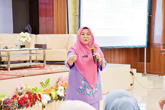 NARASUMBER— Ketua TP-PKK Agam, Ny. Merry Benni Warlis menjadi narasumber kegiatan pembekalan implementasi (SPM) bagi Kader Posyandu se-Kabupaten Agam yang digelar di Ballroom Hotel Sakura Syariah, Kecamatan Lubuk Basung, Senin (17/11).