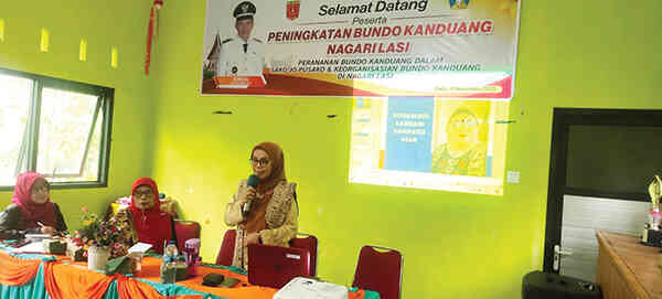 PEMBINAAN BUNDO KANDUANG— Pemerintah Nagari Lasi memfasilitasi kegiatan pembinaan Bundo Kanduang (BK) Nagari sebagai upaya penguatan peran perempuan dalam keluarga dan masyarakat, Rabu (19/11) di Gedung Pemuda Nagari Lasi, Kecamatan Canduang.