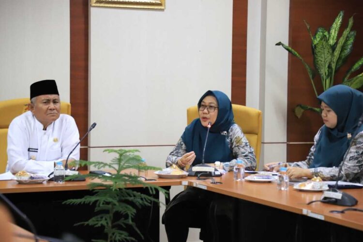 Wawako Exit Meeting dengan Tim BPK RI Perwakilan Sumbar, Pemeriksaan Digitalisasi Pemungutan Pajak Daerah 1 EXIT MEETING— Wakil Wali Kota Solok, H.Suryadi Nurdal mengikuti Exit Meeting dengan Tim BPK Perwakilan Sumbar yang telah melakukan Pemeriksaan Digitalisasi Pemungutan Pajak Daerah Di Ruang Rapat Zarhismi Ajis, Lantai II Balaikota Solok, Jumat (7/11).