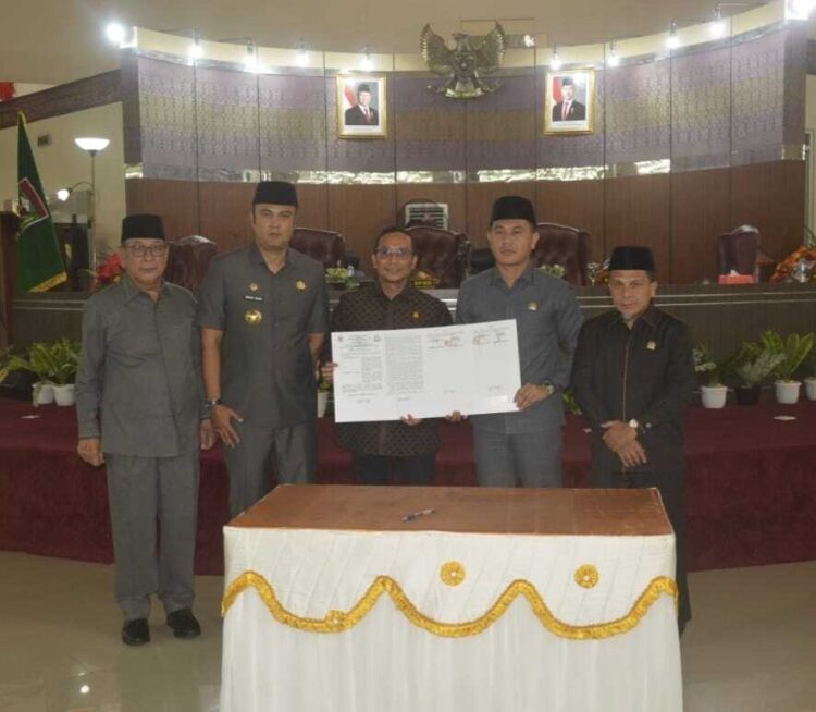 PENGESAHAN APBD 2026— Ketua DPRD Sijunjung, Rengga Wana Putra didampingi Wakil Ketua DPRD Kepridaus, Syahril Syamra dan Bupati Sijunjung Benny Dwifa, saat pengesahan APBD Sijunjung tahun 2026 melalui sidang paripurna di Gedung DPRD Sijunjung pada Jumat (7/11)