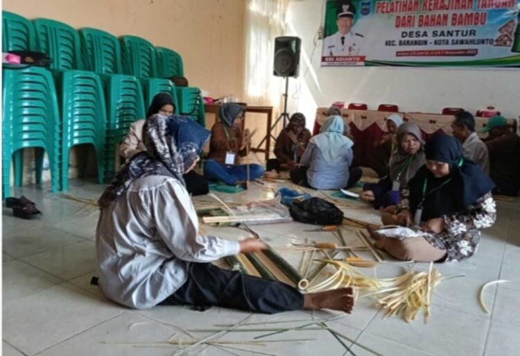 Pemerintah Desa Santur Gelar Pelatihan Kerajinan 1 KERAJINAN—Pemerintah Desa Santur, Kecamatan Barangin, Kota Sawahlunto menggelar Pelatihan Kerajinan Tangan dari Bahan Bambu pada Selasa (4/11) bertempat di Aula Kantor Desa Santur.