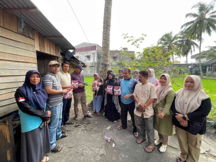 Penyaluran Bantuan Sosial, Validasi dan PemutakhiranData Penting 1 BANTUAN—Pemerintah Kota Solok menyerahkan bantuan kepada warga yang membutuhkan.