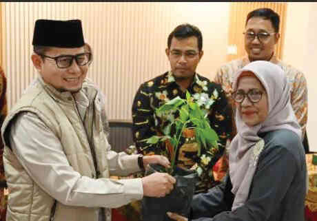 BANTUAN BIBIT CABAI— Pemko Bukittinggi menyalurkan bantuan bibit cabai kepada kelompok Dasawisma dan TP-PKK di Kelurahan Campago Ipuah serta Puhun Pintu Kabun. Penyerahan oleh Wakil Wali Kota Bukittinggi, Ibnu Asis, Kamis (20/11).