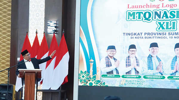 Bukittinggi Siap jadi Tuan Rumah MTQ ke-41, Logo dan Maskot Resmi Diluncurkan 1 LAUNCHING— Wako Ramlan Nurmatias melaunching logo dan maskot MTQ Nasional ke-41 tingkat Provinsi Sumbar yang berlangsung di Balairung Rumah Dinas Wali Kota, Senin (10/11).