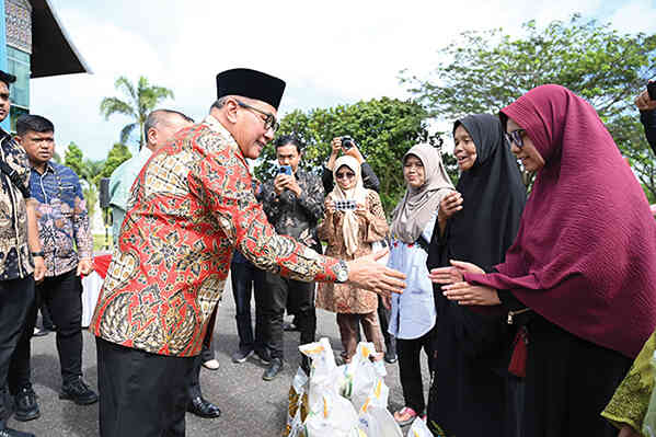 Periode Oktober November 2025, Pemko dan BULOG Salurkan Bantuan Pangan untuk 5.185 KPM 1 PENYALURAN BANTUAN PANGAN— Pemko bersama Perum BULOG Cabang Bukittinggi salurkan bantuan pangan pemerintah untuk periode Oktober-November 2025. Bantuan tersebut diserahkan secara simbolis oleh Wali Kota Bukittinggi, Ramlan Nurmatias, di Halaman Balaikota, Kamis (13/11).