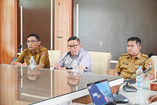 Minang Geopark Run 2025, Bukittinggi Siap Sambut 3.000 Lebih Pelari 1 RAPAT PERSIAPAN— Wali Kota Bukittinggi, Ramlan Nurmatias, menghadiri rapat persiapan pelaksanaan Minang Geopark Run 2025. Pertemuan tersebut berlangsung di Ruang Rapat Lantai 3 Balaikota, Selasa, (4/11).