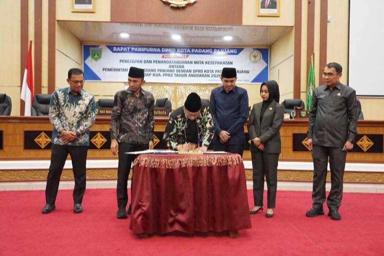 NOTA KESEPAKATAN— Pemko bersama DPRD Padang Panjang menandatangani nota kesepakatan Kebijakan Umum Anggaran dan Prioritas Plafon Anggaran Sementara (KUA-PPAS) TA 2026.