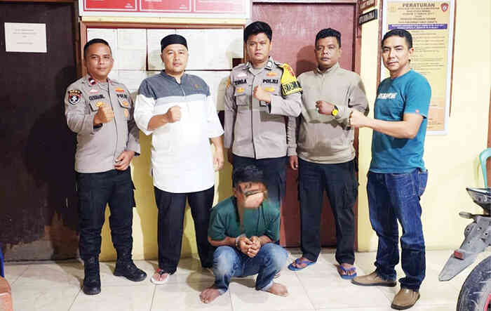 Maling Motor Babak Belur Dihajar Warga, Rekannya Melarikan Diri ke Semak 1 MALING MOTOR— Pelaku Adam Meri (26) diserahkan ke Polsek Batang Kapas usai dihajar warga hingga babak belur gegara mencuri motor.