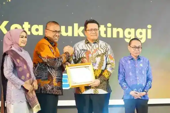 Penghargaan tersebut diterima langsung Wakil Bupati Tanah Datar Ahmad FadlyS.Psi pada Malam Anugerah Keterbukaan Informasi Publik yang diselenggarakan Komisi Informasi