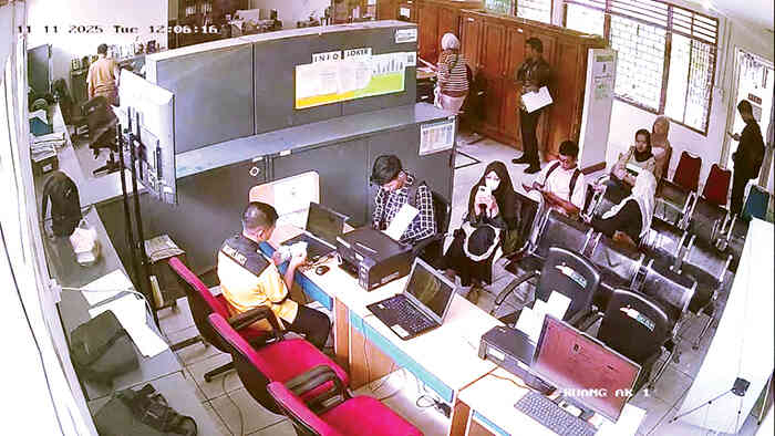 Padang Job Fair 2025, Pencaker Urus AK 1 Membeludak, Disnakerin Tambah Jam Buka Layanan Hingga Pukul 18.00 WIB 1 PENGURUSAN KARTU AK 1— Pencari kerja (pencaker) di Kota Padang ramai-ramai urus kartu tanda pencari kerja (AK 1). Sebab, Pemerintah Kota Padang akan menggelar Padang Job Fair 2025.