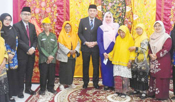 Peringatan Hari Pahlawan, Wakil Bupati Agam Silaturahmi dengan Veteran 1 SILATURAHMI— Dalam rangka memperingati Hari Pahlawan tahun 2025, Wakil Bupati Agam, Muhammad Iqbal bersilaturahmi dan makan siang bersama para veteran Kabupaten Agam di Rumah Dinas Bupati Agam, Senin (10/11).