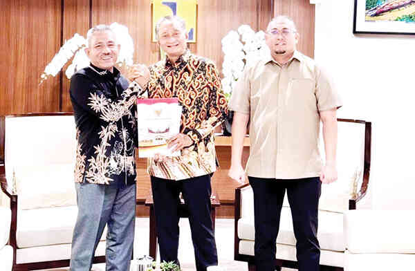 TEMUI MENTERI PUPR— Wakil Ketua Komisi VI DPR RI, Andre Rosiade memfasilitasi pertemuan antara Bupati Lima Puluh Kota, Safni dengan Menteri Pekerjaan Umum, Dody Hanggodo di Kantor Kementerian Pekerjaan Umum, Jakarta, Selasa (11/11).