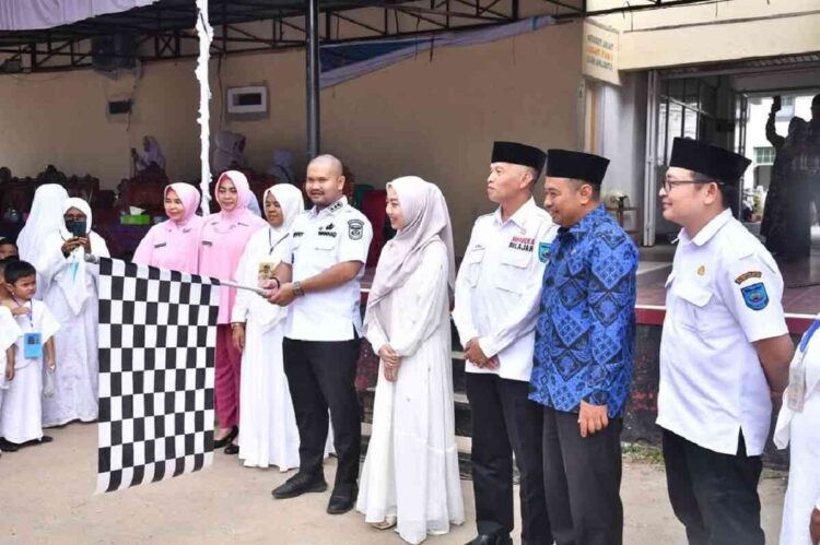 ANGKAT BENDERA—Wakil Wali Kota Sawahlunto Jeffry Hibatullah angkat bendera saat membuka kegiatan Manasik Haji bagi anak-anak TK se-Kota Sawahlunto yang berlangsung di Lapangan Ombilin Sawahlunto, kemarin..