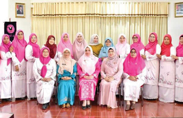 PERTEMUAN BULANAN— Gabungan Organisasi Wanita (GOW) Kabupaten Agam, menggelar pertemuan bulanan sekaligus silaturahmi bersama pengurus dan anggota GOW, di Aula Kantor Bupati Agam, Lubuk Basung, Jumat (7/11).